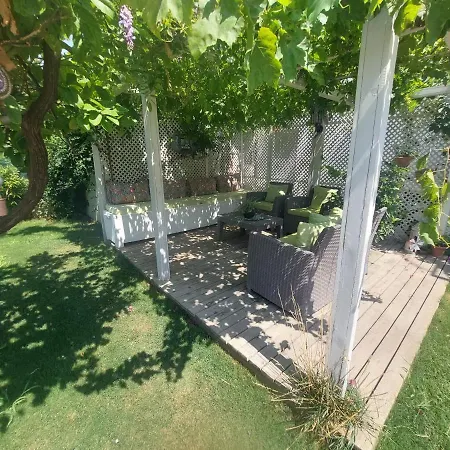 Grandma's Garden Aparthotel 3*