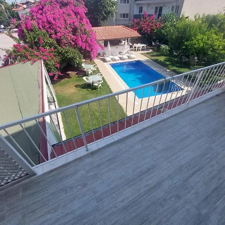 Grandma's Garden Apart Otel 3*