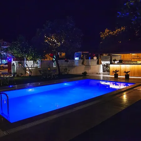 Grandma's Garden Apartmanhotel 3*
