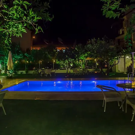 Grandma's Garden Aparthotel 3*